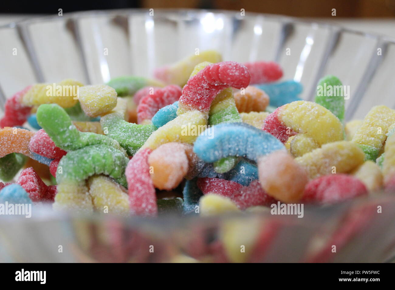 Close-up of gummy worms dans un bol de plastique Banque D'Images