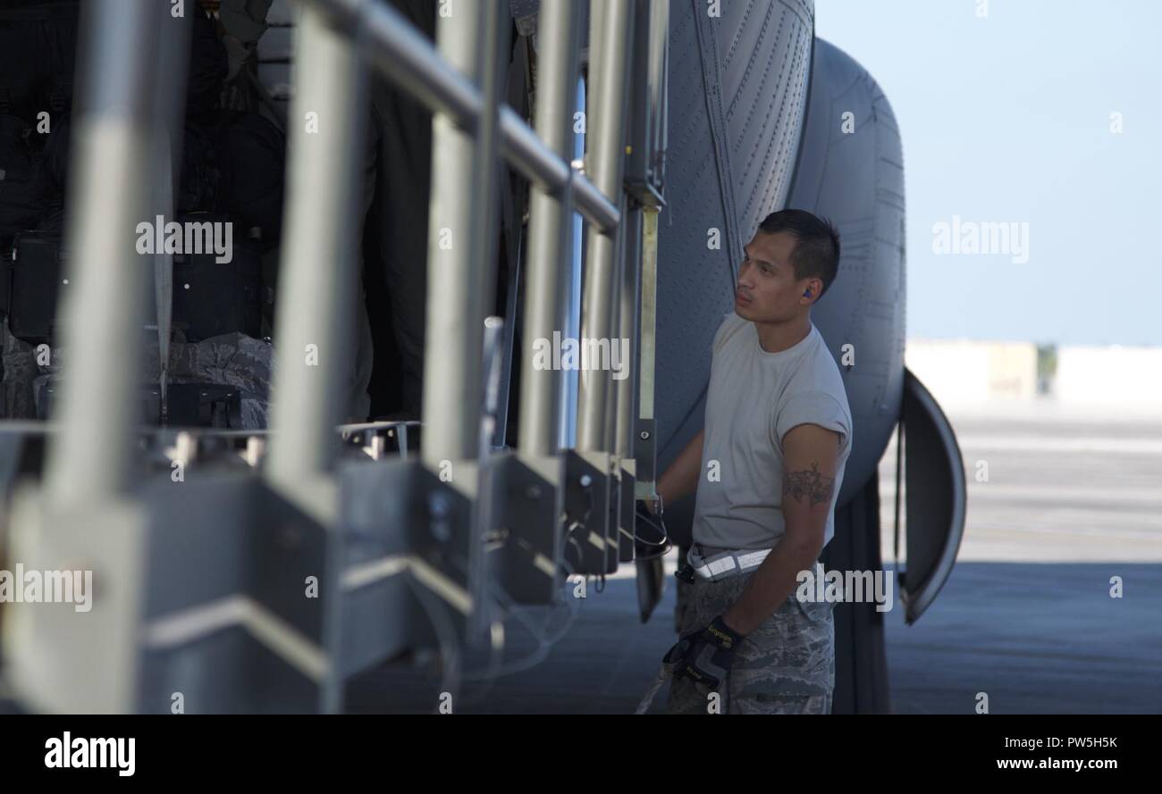 Antenne de l'US Air Force porter à partir de Westover Air Reserve Base, Mass., attend qu'un 25K-chargeur est placé à l'arrière d'un C-130J à Homestead Air Reserve Base sur Septembre 18, 2017. Des dizaines d'aviateurs de Westover ARB ont été déployés dans le sud de la Floride à l'appui de l'Ouragan Irma les efforts de secours. Banque D'Images