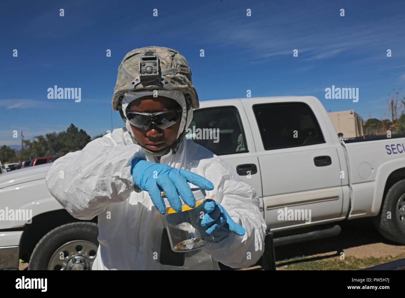 Le sergent de l'armée américaine. Rosina Scott affecté à la 20e, chimiques, biologiques, nucléaires explosifs (CBRNE), commande d'échantillons de la base de masse magasins à proximité d'une détonation simulée à Santa Fe, Nouveau Mexique, le 19 septembre 2017. L'exercice de la chasse importante apporte dans l'administration, les agences et pour valider la commande CBRNE 20e dans le cadre de la criminalistique nucléaire Technique (NTNF) sol Collection Task Force (GCTF). Banque D'Images