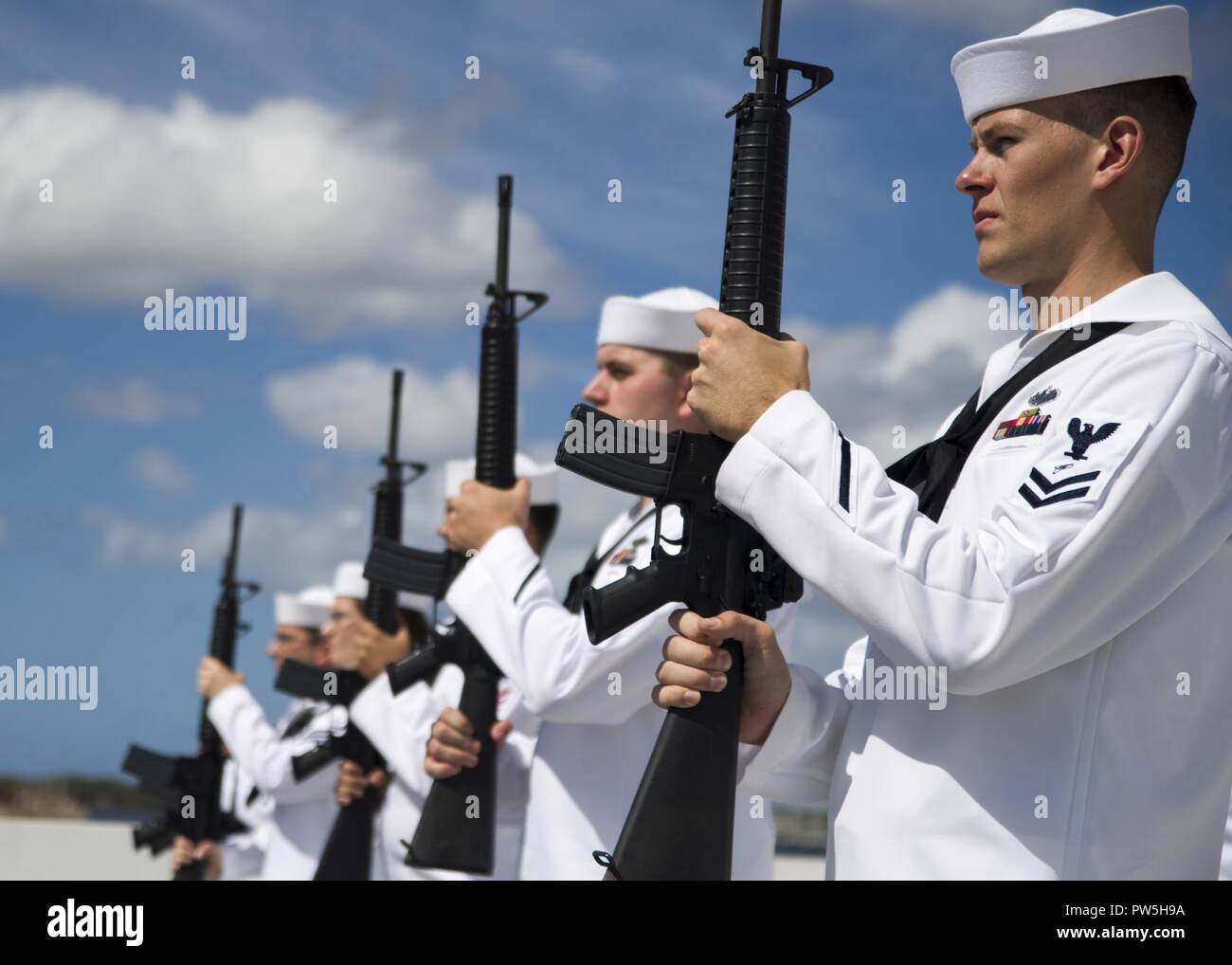 PEARL HARBOR (19 septembre 2017) marins affectés à la Garde de cérémonie de récompenses et de l'unité de base commune (JBPHH Harbor-Hickam Pearl) participer à une cérémonie de dispersion de cendres pour Pearl Harbour en chef de la Marine américaine survivant Mate du machiniste à l'USS Melvin Stone Memorial Utah sur Ford Island, JBPHH. Pierre a été stationné à bord du destroyer USS offres Dobbin (AD-3) au cours de la 1941 attaques Japonais sur Pearl Harbor. Ses cendres rejoint le reste des marins encore à bord USS Utah, qui a été coulé au cours de l'attaque de 1941. Banque D'Images