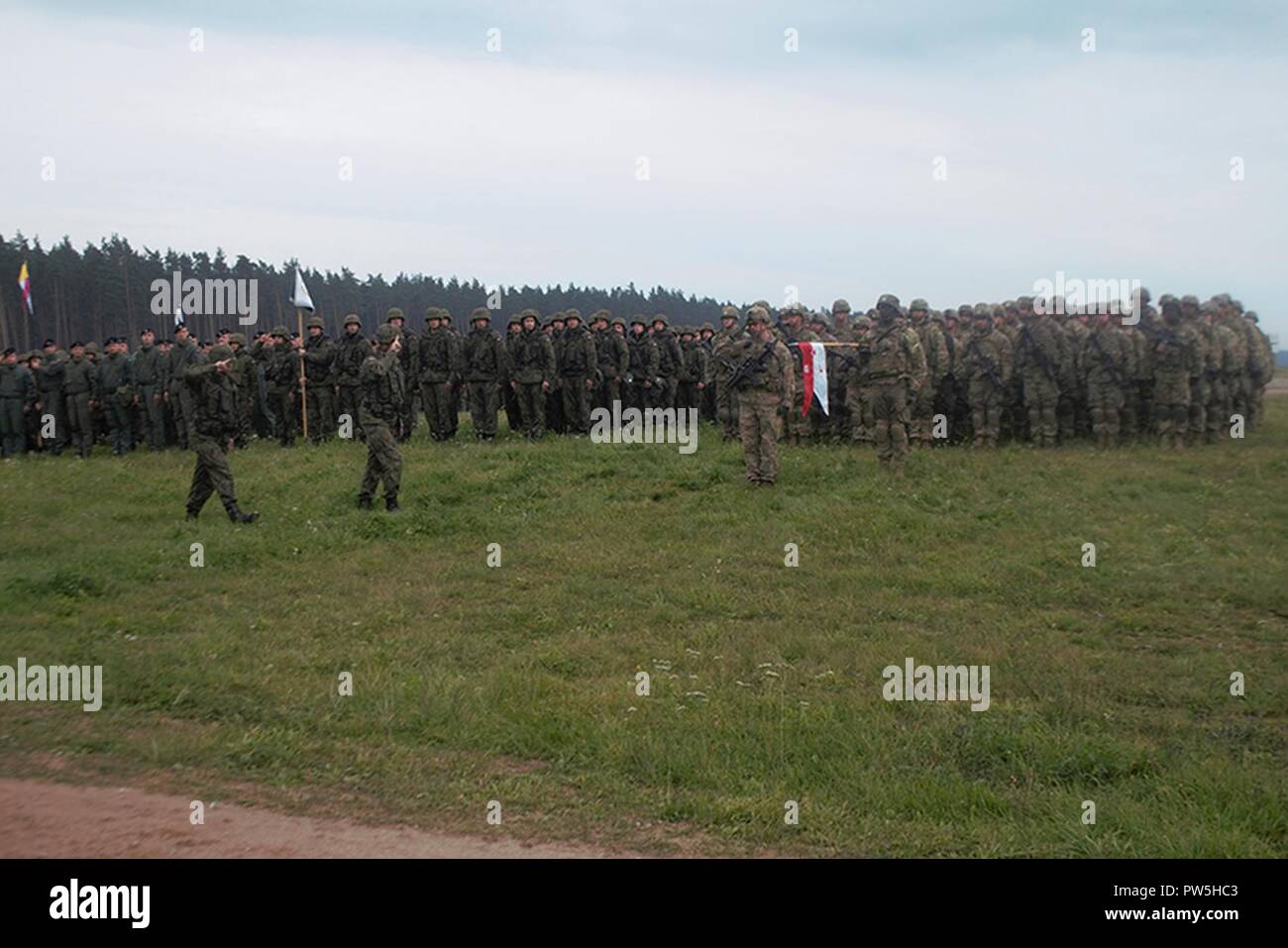 Groupe de combat des troupes de la Pologne prendre part à la cérémonie d'ouverture de l'exercice de formation nationale polonaise, Dragon 17, à l'Bemowo Piskie Zone formation le 20 septembre, 2017. La multinationale, unique, composé d'américains, britanniques et soldats roumains servir avec la 15e Brigade mécanisée polonaise comme une force de dissuasion dans le nord-est de la Pologne à l'appui de l'OTAN vers l'amélioration de la présence. Banque D'Images