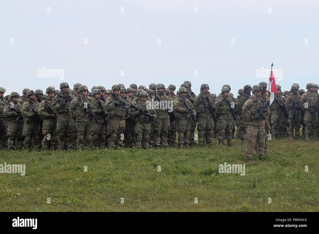Groupe de combat des troupes de la Pologne prendre part à la cérémonie d'ouverture de l'exercice de formation nationale polonaise, Dragon 17, à l'Bemowo Piskie Zone formation le 20 septembre, 2017. La multinationale, unique, composé d'américains, britanniques et soldats roumains servir avec la 15e Brigade mécanisée polonaise comme une force de dissuasion dans le nord-est de la Pologne à l'appui de l'OTAN vers l'amélioration de la présence. Banque D'Images