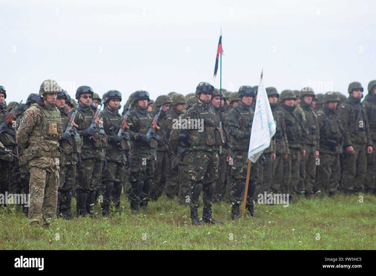 Groupe de combat des troupes de la Pologne prendre part à la cérémonie d'ouverture de l'exercice de formation nationale polonaise, Dragon 17, à l'Bemowo Piskie Zone formation le 20 septembre, 2017. La multinationale, unique, composé d'américains, britanniques et soldats roumains servir avec la 15e Brigade mécanisée polonaise comme une force de dissuasion dans le nord-est de la Pologne à l'appui de l'OTAN vers l'amélioration de la présence. Banque D'Images