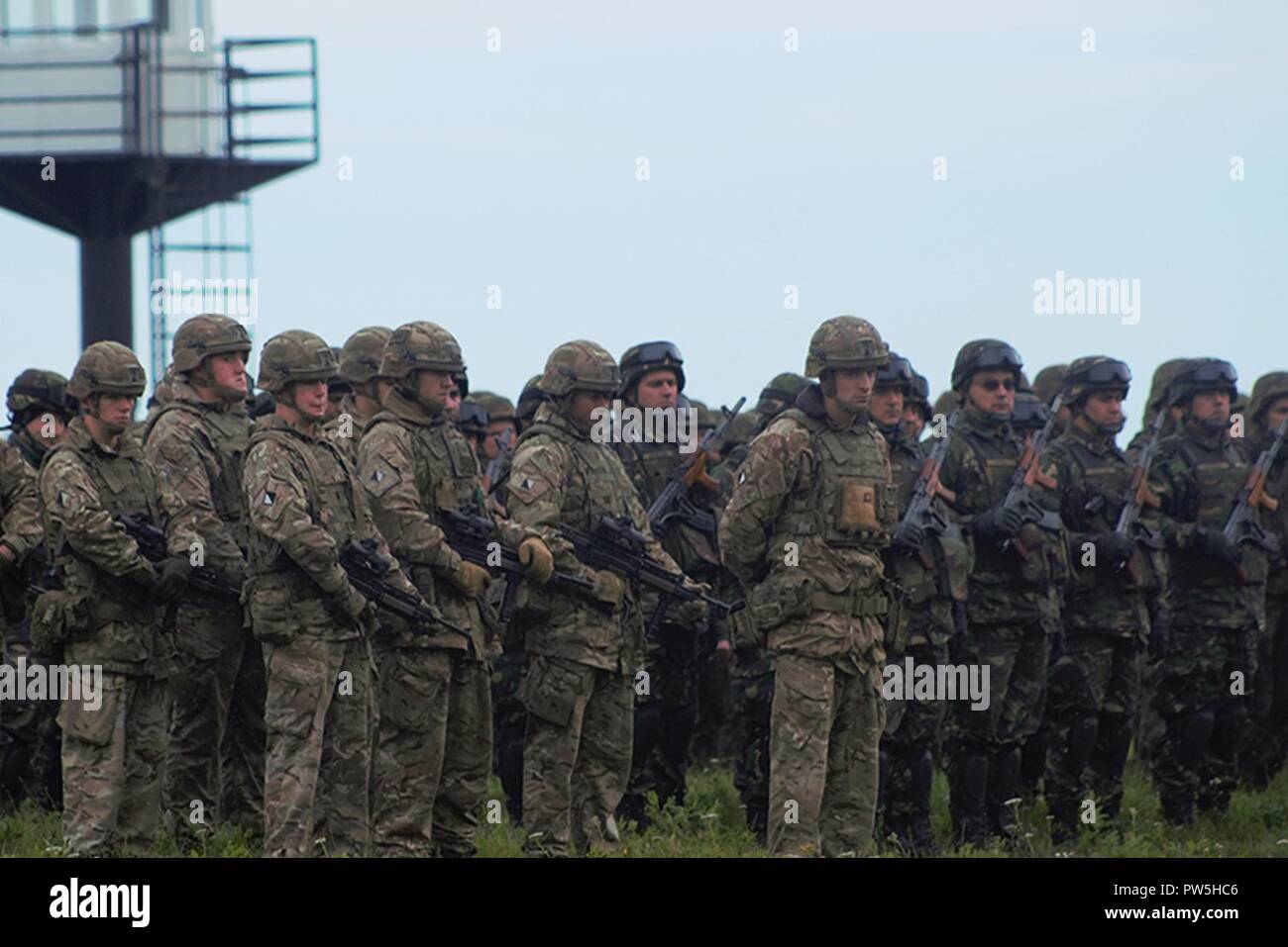 Groupe de combat des troupes de la Pologne prendre part à la cérémonie d'ouverture de l'exercice de formation nationale polonaise, Dragon 17, à l'Bemowo Piskie Zone formation le 20 septembre, 2017. La multinationale, unique, composé d'américains, britanniques et soldats roumains servir avec la 15e Brigade mécanisée polonaise comme une force de dissuasion dans le nord-est de la Pologne à l'appui de l'OTAN vers l'amélioration de la présence. Banque D'Images