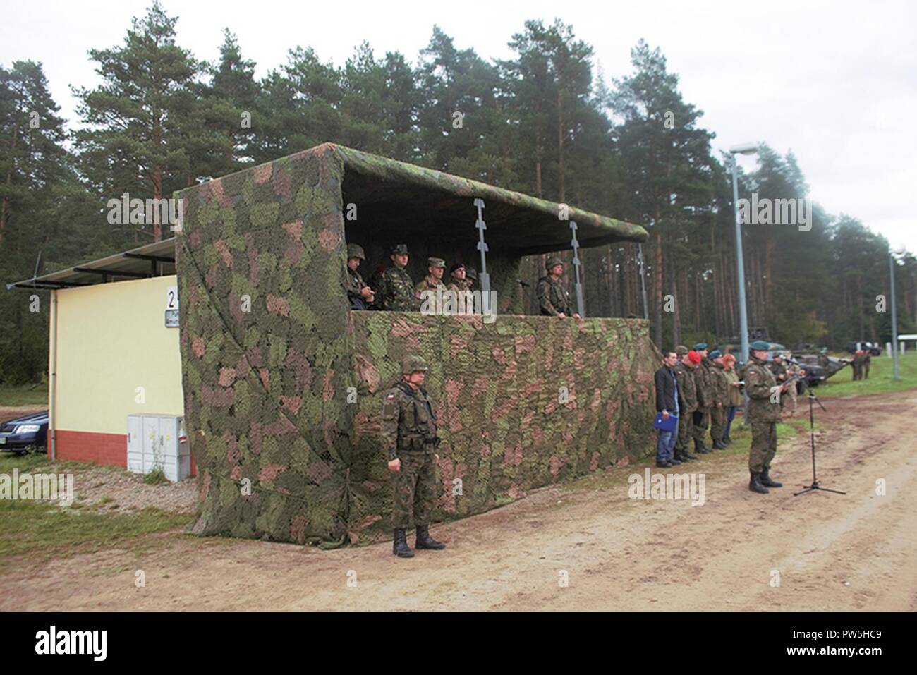 Groupe de combat des troupes de la Pologne prendre part à la cérémonie d'ouverture de l'exercice de formation nationale polonaise, Dragon 17, à l'Bemowo Piskie Zone formation le 20 septembre, 2017. La multinationale, unique, composé d'américains, britanniques et soldats roumains servir avec la 15e Brigade mécanisée polonaise comme une force de dissuasion dans le nord-est de la Pologne à l'appui de l'OTAN vers l'amélioration de la présence. Banque D'Images