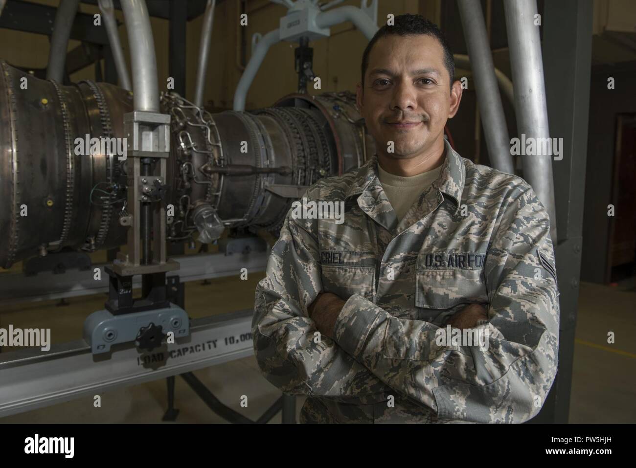 Navigant de première classe Guillermo Criel, 361e Escadron de formation F100 propulsion aérospatiale, l'étudiant est originaire de Tulsa, Oklahoma, et représente des aviateurs au la F100 propulsion aéronautique formation à Sheppard Air Force Base, Texas, le 19 septembre 2017. Étudiants dans ce cours apprendre à dépanner, entretenir et réparer les moteurs pour s'assurer qu'ils sont en condition opérationnelle de haut calibre. Banque D'Images