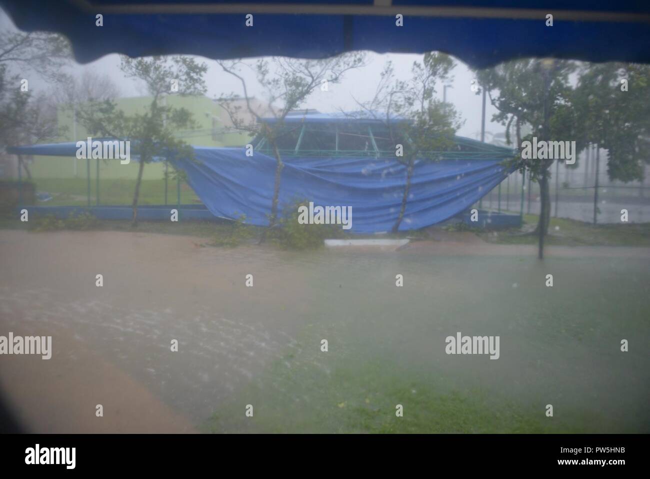 Le personnel de la Garde côtière regarder par une fenêtre au Secteur de San Juan que l'Ouragan Maria passe au-dessus de Puerto Rico, le 20 septembre 2017. Les gardes côte à Porto Rico à l'abri en place et va commencer les efforts de recherche et de sauvetage au moment où l'ouragan passe. Banque D'Images