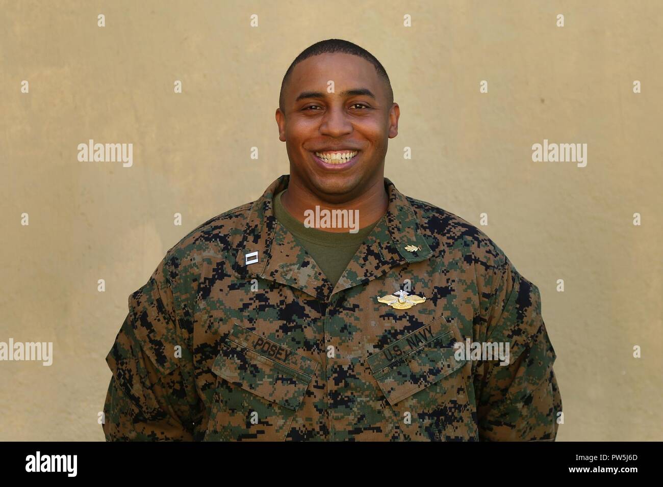 U.S. Navy LT Raymond Posey, un natif d'Atlanta, en Géorgie, est l'officier des opérations de la Sri Lanka l'Engagement de la Santé de l'équipe 17, qui a eu lieu du 9-23 septembre 2017, base navale à Welisara, Sri Lanka. Posey enrôlés dans la marine américaine en 1998. Comme marin, il a obtenu son baccalauréat de l'Hawaii Pacific University et sa maîtrise à l'Université d'État de Cleveland et a été mise en service en 2009. Il est en ce moment l'agent de soutien des services de santé pour la 3d de la logistique maritime, Groupe III Marine Expeditionary Force à Okinawa, au Japon. Banque D'Images