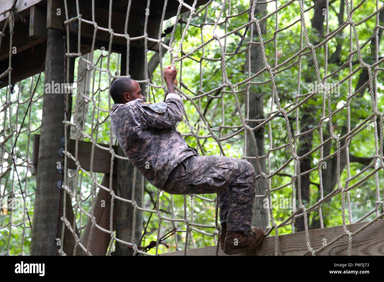 Le Sgt. 1re classe Clifton Hall, avec la 174e Brigade d'infanterie, négocie un obstacle au cours de la Première Division de l'Armée de l'Est à la concurrence meilleur guerrier Joint Base McGuire-Dix-Lakehurst, New Jersey, le 19 septembre 2017. Banque D'Images