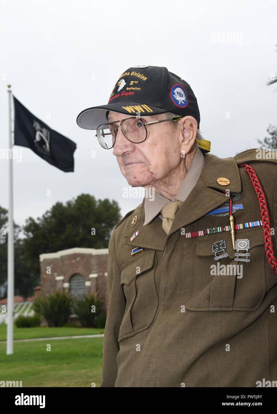 Vétéran de la DEUXIÈME GUERRE MONDIALE Henry Ochsnerwho ont débarqué sur D-Day avec la 506e Parachute Infantry Regiment de la 101st Airborne Division. Le Bgén Philip Garrant, Vice-commandant, de l'espace et systèmes de missiles, Centre y ont participé et pris la parole lors de l'Ordre National de la Légion d'honneur, tenue à l'(Anciens combattants) Los Angeles National Cemetery. Le présentateur, Consul Général de France à Los Angeles, Christophe Lemoine, a reconnu dix World War 2 anciens combattants de l'armée américaine, U.S. Army Air Corps, et de la Marine pour leur contribution à la libération de la France. Le prix est la plus haute récompense pour service distingué en France d Banque D'Images