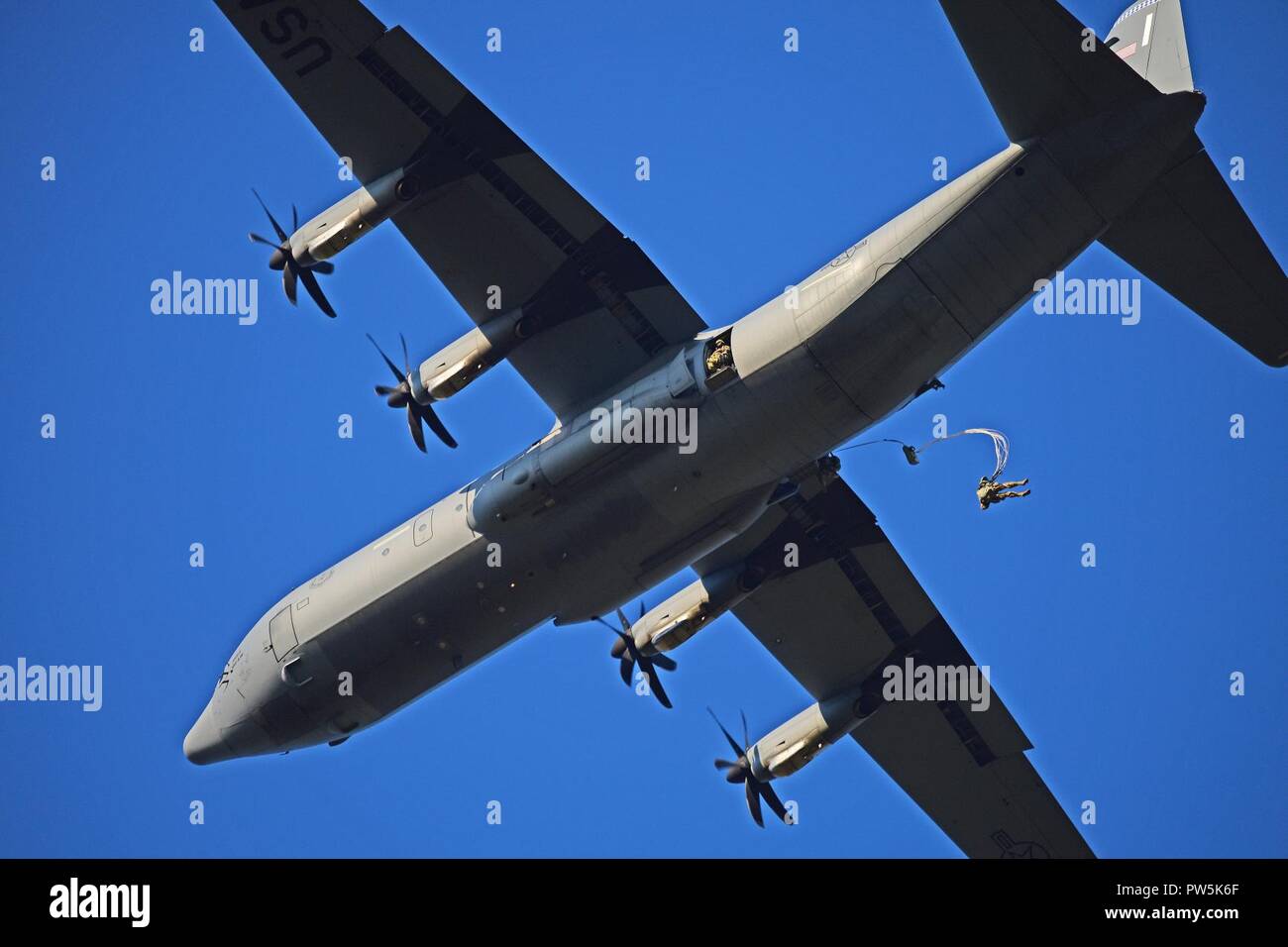 Les parachutistes de l'Armée américaine affecté à la 173e Bataillon de soutien de la Brigade, 173e Brigade aéroportée, effectuer une opération aéroportée d'une 86e de l'US Air Force Air Wing C-130 Hercules à Frida Drop Zone à Pordenone, Italie, 21 septembre 2017. La 173e Brigade aéroportée de l'armée américaine est la force de réaction d'urgence en Europe, capables de projeter des forces n'importe où aux États-Unis, d'Europe centrale ou de l'Afrique des commandes de domaines de responsabilité. Banque D'Images