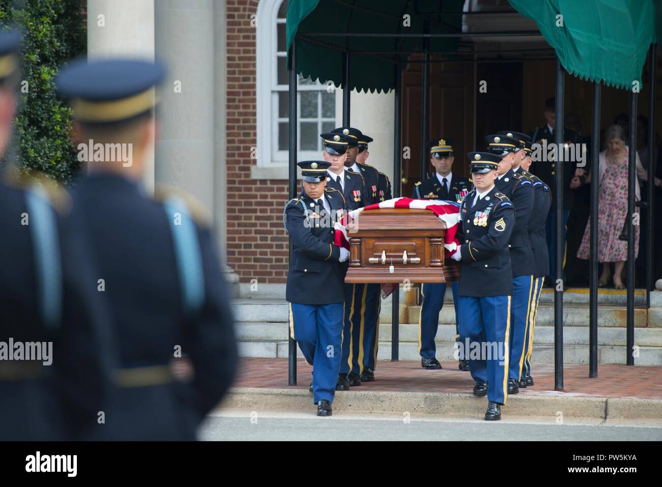 Les membres du Régiment d'infanterie américain 3d (la vieille garde) transporter le cercueil de l'ancienne chapelle de poste au cours de l'honneur de service Army Air Forces 1st. Le lieutenant Francis Pitonyak au cimetière national d'Arlington, Arlington, Va., 22 Septembre, 2017. Pitonyak, membre de la 36e de chasseurs, 8e Escadron de chasse durant la DEUXIÈME GUERRE MONDIALE, ont disparu en octobre 1943, lors de la détérioration des conditions météorologiques et de visibilité perdu près de Port Moresby, Territoire de Papua. Ses restes ont été identifiés par une équipe de rétablissement de la DPAA en juillet 2016 dans les cabinets dentaires est récupéré d'un accident en Papouasie Nouvelle Guinée. Banque D'Images