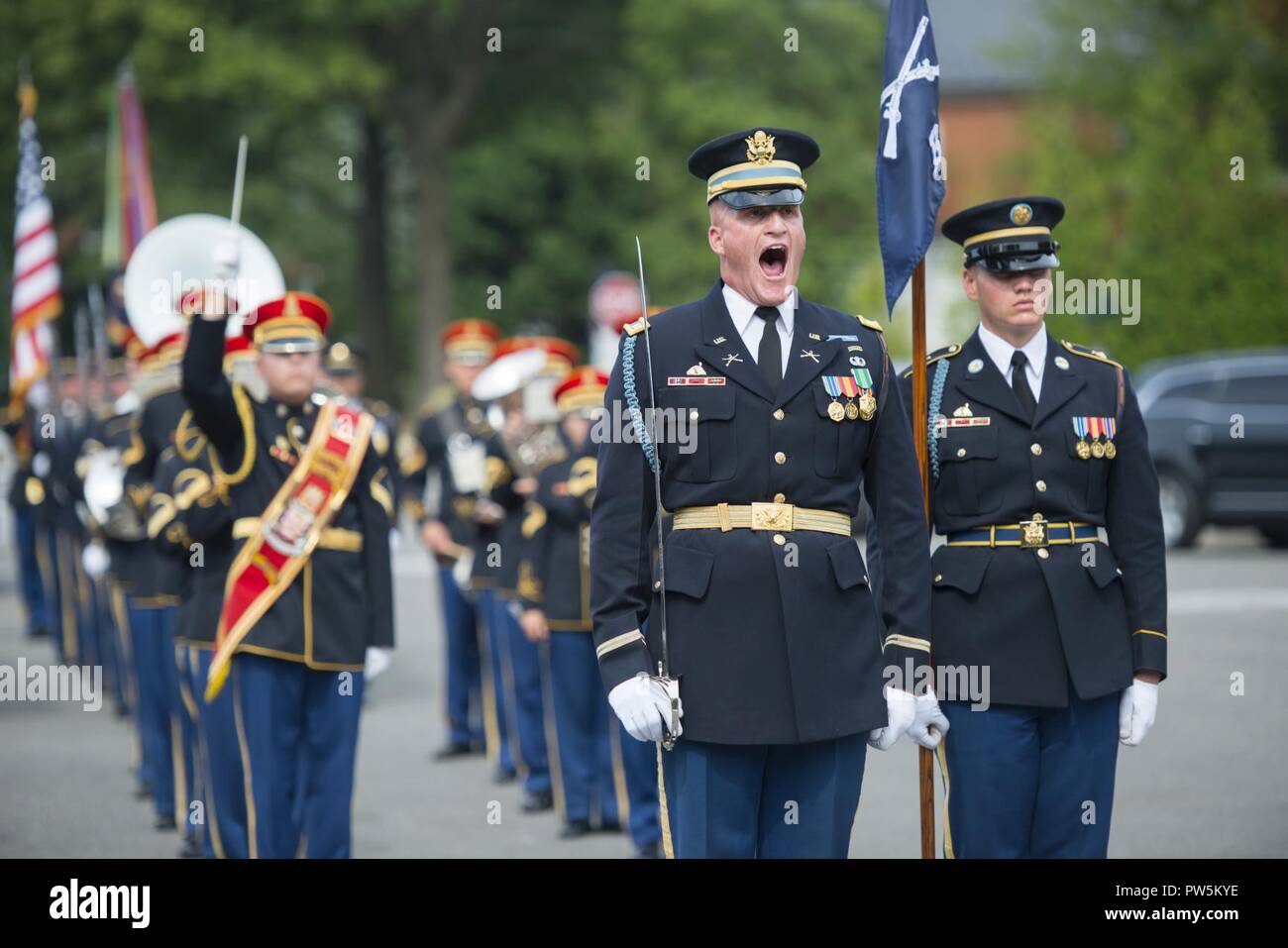 Les membres du Régiment d'infanterie américain 3d (la vieille garde) et l'armée américaine, la bande "Pershing" propre, participer à tout le service spécialisé pour l'Army Air Forces 1st. Le lieutenant Francis Pitonyak au cimetière national d'Arlington, Arlington, Va., 22 Septembre, 2017. Pitonyak, membre de la 36e de chasseurs, 8e Escadron de chasse durant la DEUXIÈME GUERRE MONDIALE, ont disparu en octobre 1943, lors de la détérioration des conditions météorologiques et de visibilité perdu près de Port Moresby, Territoire de Papua. Ses restes ont été identifiés par une équipe de rétablissement de la DPAA en juillet 2016 dans les cabinets dentaires est récupéré d'un accident en Papouasie Nouvelle Guinée. Banque D'Images