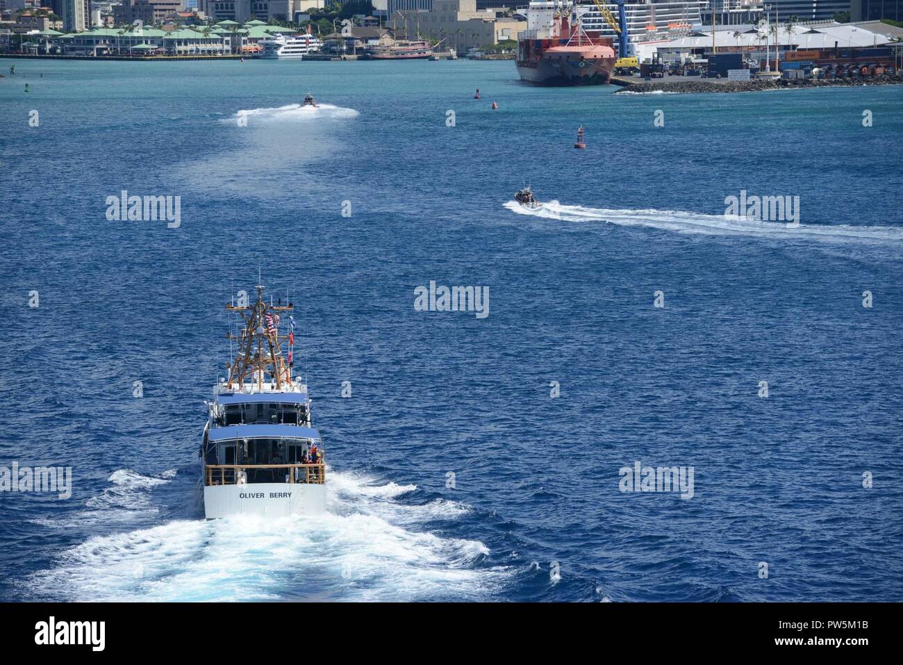 L'équipage de la U.S. Coast Guard Cutter Oliver Berry (WPC 1124) est escorté par 29 pieds bateau réponse-médiums dans leur nouveau port d'attache à Honolulu, du 22 septembre 2017. L'Oliver Berry est la première des trois tailleurs et réponse rapide conçu pour patrouiller dans les régions côtières et une commande, contrôle, communications, informatique, renseignement, surveillance et reconnaissance de l'équipement, y compris la capacité de lancer et de récupérer les petits bateaux normalisés par l'arrière. Banque D'Images