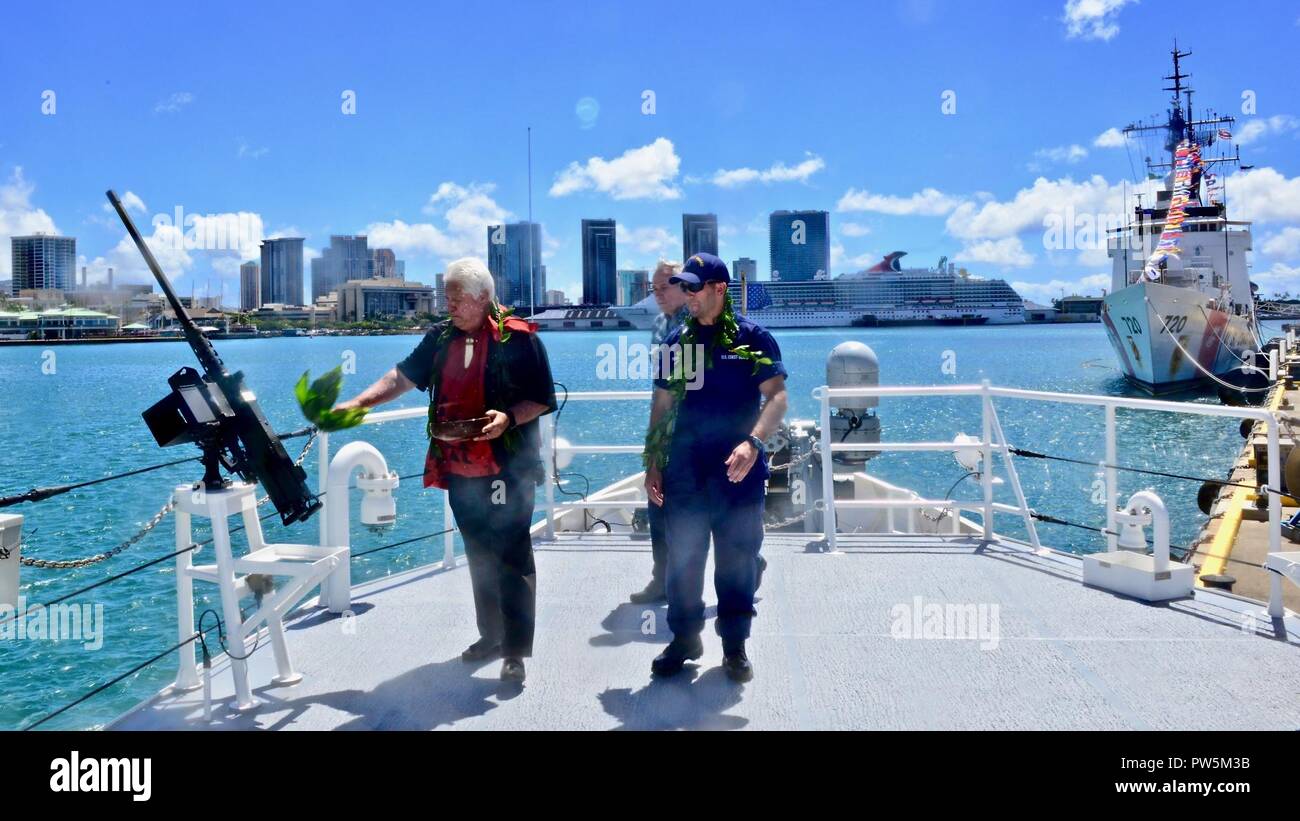 Leighton Tseu (à gauche), kane o ke kai, garde-côte bénit Oliver Berry (WPC 1124) après son arrivée à Honolulu, le 22 septembre 2017. William Anonsen, Garde côtière canadienne, la Fondation et le lieutenant Kenneth Frankling, commandant de l'Oliver Berry, accompagné autour de la rapidité de réponse de la faucheuse. Banque D'Images