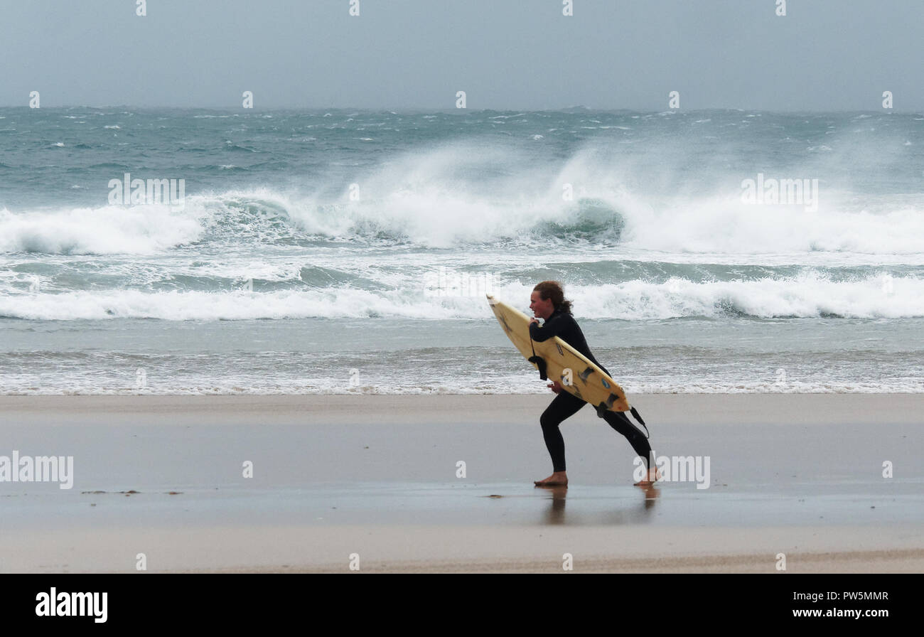 Newquay, Cornwall. 12 octobre 2018. Météo France (universités et collèges Sports organisation reporter le premier jour de le plus grand concours de surf comme à l'assaut de Callum conditions à la plage de Fistral. Baie de Fistral.12e Septembre, 2018 Robert Taylor/Alamy Live News. Newquay, Cornwall, UK. Crédit : Robert Taylor/Alamy Live News Banque D'Images