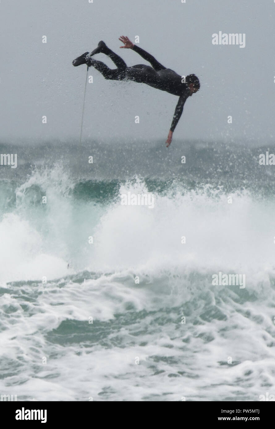 Newquay, Cornwall. 12 octobre 2018. Météo France (universités et collèges Sports organisation reporter le premier jour de le plus grand concours de surf comme à l'assaut de Callum conditions à la plage de Fistral. Baie de Fistral.12e Septembre, 2018 Robert Taylor/Alamy Live News. Newquay, Cornwall, UK. Crédit : Robert Taylor/Alamy Live News Banque D'Images