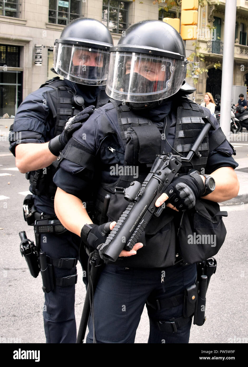 Barcelone, Barcelone, Espagne. 12 octobre, 2018. Des agents de la police anti-émeute sont observés sur la garde côtière canadienne au cours de la manifestation.anti-fascistes de protestation contre l'Spanishism à Barcelone au cours de la célébration de la journée hispanique. Credit : Ramon Costa/SOPA Images/ZUMA/Alamy Fil Live News Banque D'Images