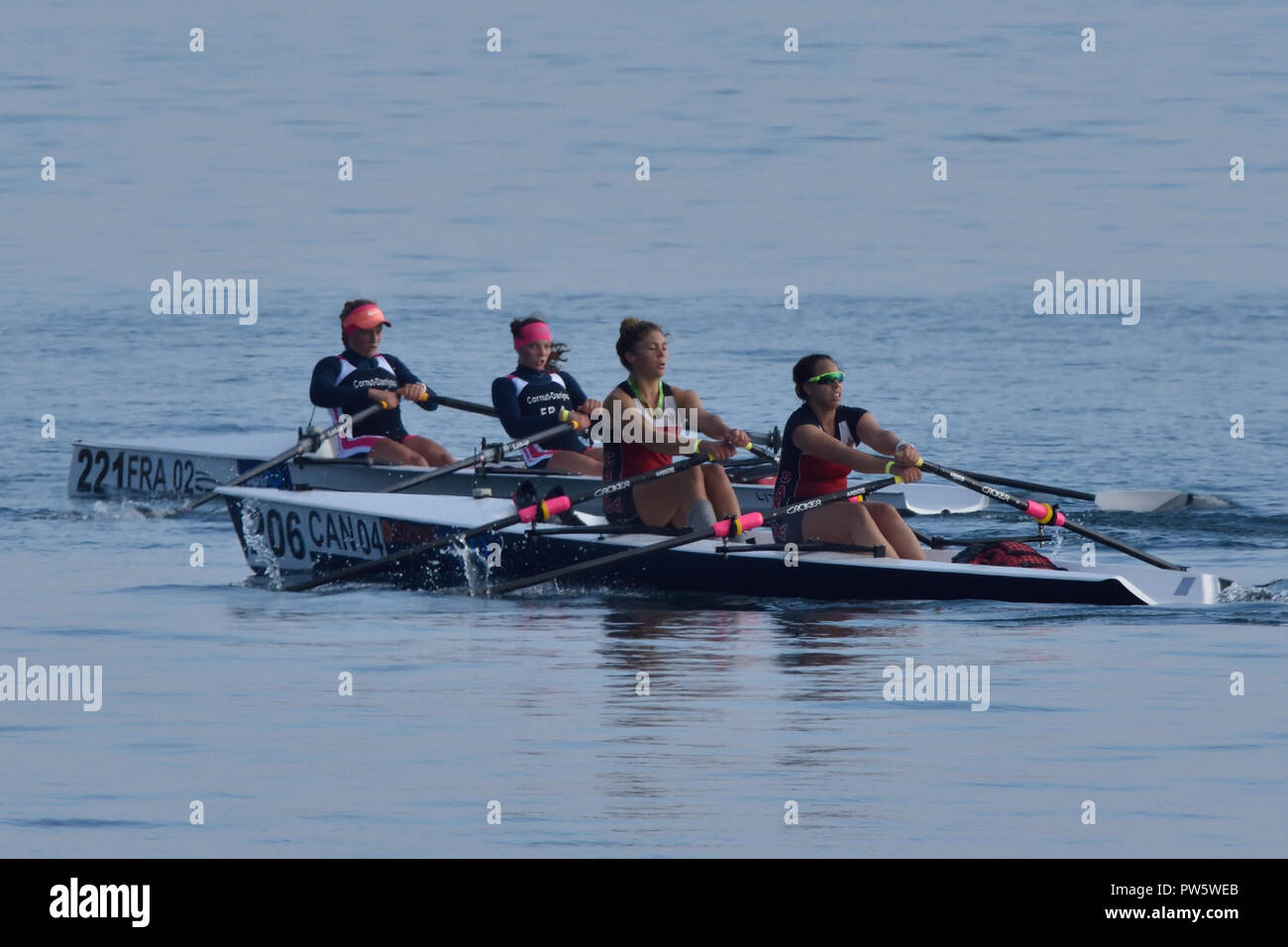 Les équipes de double scull tirer force qu'ils bataille pour un poste admissible dans le CRCW finales. L'équipage de la Maya et Joséphine Cornut-Danjou de Libourne, France a dirigé l'équipe canadienne de Roxanna Dehghan et Michelle Truax par moins d'une longueur de bateau pour une 2ème et 3ème finale. Les deux équipes qualifiées pour les finales de niveau "A" avec la première place de l'équipe de finition de l'Italie. Banque D'Images