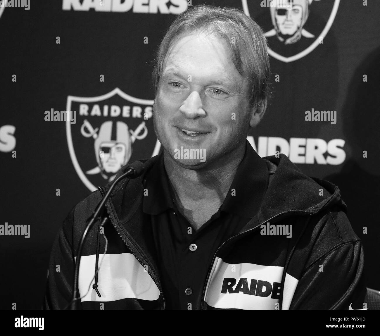 L'entraîneur-chef Jon Gruden à la Oakland Raiders Conférence de presse à l'hôtel Hilton London Wembley, Royaume-Uni, en avance sur leur jeu NFL International Series UK vs Seattle Seahawks, stade de Wembley, Londres, Royaume-Uni, 12 Octobre 2018 Photo de Keith Mayhew Banque D'Images