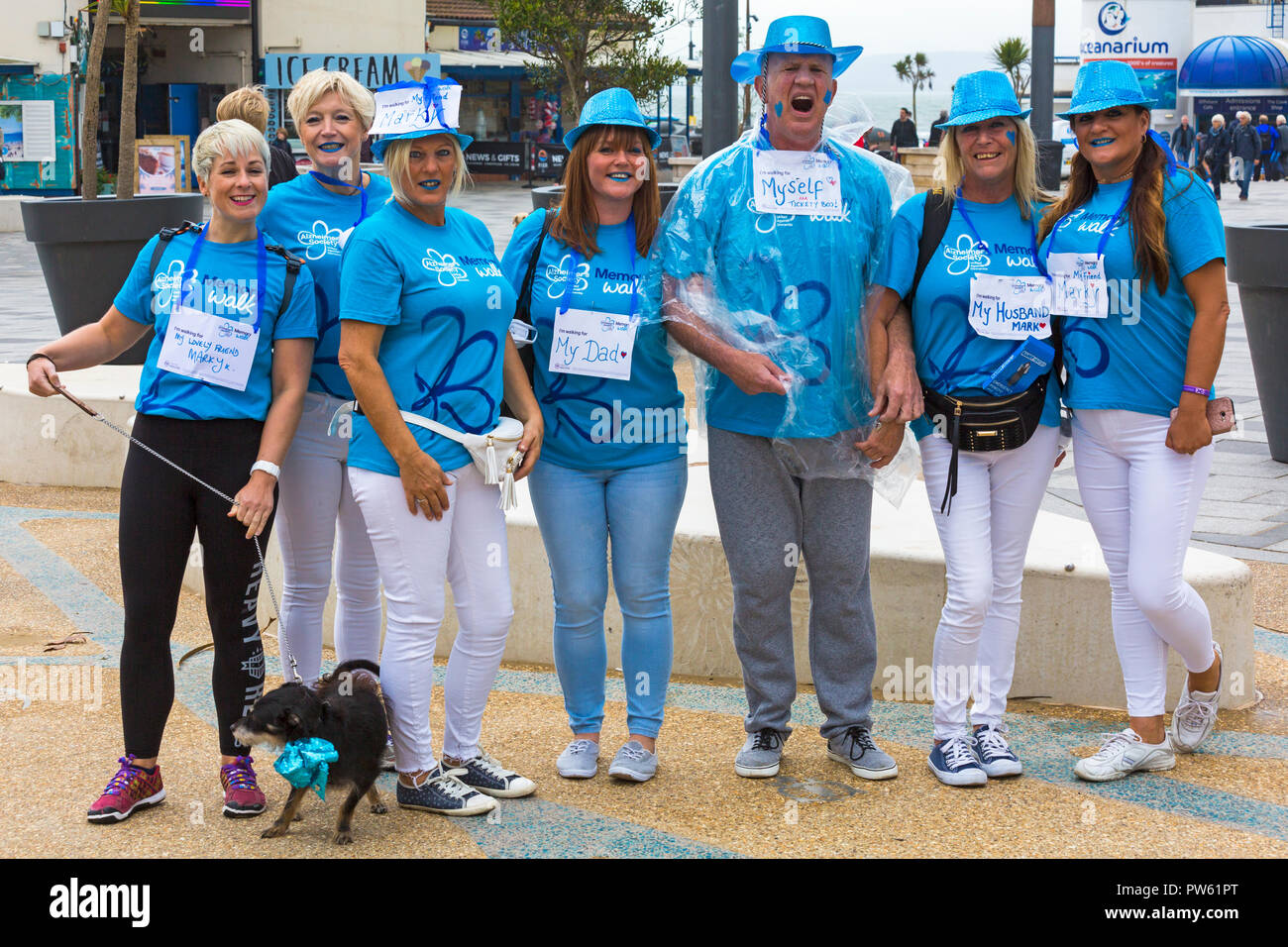 Bournemouth, Dorset, UK. 13 Oct 2018. Prendre part à la mémoire des partisans à pied à Bournemouth de se souvenir des êtres chers et pour aider à amasser des fonds pour la recherche contre la démence et l'Alzheimer. Les marcheurs rencontrés breezy écran conditions à l'aide d'un début, mais sunshine coming out plus tard - la marche a été reportée de plus tôt dans l'année en raison du mauvais temps ! Credit : Carolyn Jenkins/Alamy Live News Banque D'Images