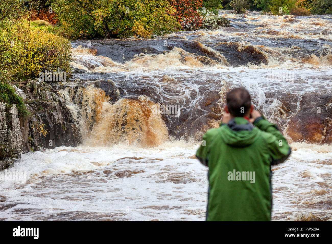 La force faible, fleuve Tees, County Durham, Teesdale. Samedi 13 octobre 2018. Météo britannique. Les touristes de profiter du spectacle de High River à bas niveaux de travail sur le fleuve Tees que Storm Callum apporte de fortes pluies dans le Nord de l'Angleterre. David Forster/Alamy Live News Banque D'Images