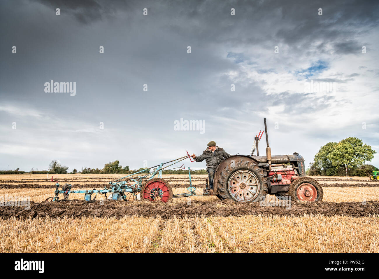 Collines de traite a conduit, Willingham, Cambridge, UK 13 octobre 2018. Concurrents prenez part à l'exercice annuel de labour en averses, des conditions chaudes. Il y a des classes de différents types et la taille de chaque tracteur avec leur propre terrain à labourer. Accorder des points pour les juges le sillon d'ouverture et à diverses étapes que le sol est parfaitement remis. Credit : Julian Eales/Alamy Live News Banque D'Images