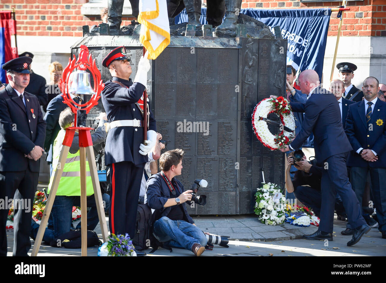 Londres, Royaume-Uni. 13 octobre 2018. Les membres de l'Union européenne de lutte contre l'incendie (FBU) à la cérémonie de dépôt de gerbe, une pour chaque service d'incendie au Royaume-Uni, à la mémoire de pompiers morts, à l'échelle nationale à la mémoire des pompiers à côté de la Cathédrale St Paul. La cérémonie a été suivie par des commémorations du centenaire de la création de la FBU par une procession à travers le Millennium Bridge et un service à la cathédrale de Southwark. Les activités sont les plus importantes jamais cérémonie pour les pompiers tués en service. Crédit : Stephen Chung / Alamy Live News Banque D'Images