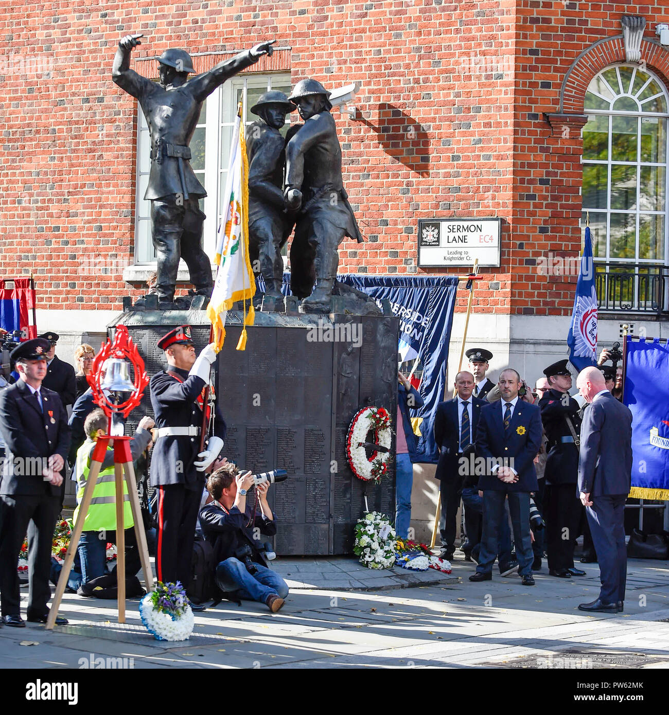 Londres, Royaume-Uni. 13 octobre 2018. Les membres de l'Union européenne de lutte contre l'incendie (FBU) à la cérémonie de dépôt de gerbe, une pour chaque service d'incendie au Royaume-Uni, à la mémoire de pompiers morts, à l'échelle nationale à la mémoire des pompiers à côté de la Cathédrale St Paul. La cérémonie a été suivie par des commémorations du centenaire de la création de la FBU par une procession à travers le Millennium Bridge et un service à la cathédrale de Southwark. Les activités sont les plus importantes jamais cérémonie pour les pompiers tués en service. Crédit : Stephen Chung / Alamy Live News Banque D'Images
