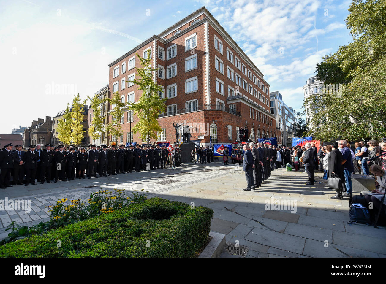 Londres, Royaume-Uni. 13 octobre 2018. Les membres de l'Union européenne de lutte contre l'incendie (FBU) pendant une minute de silence en mémoire des pompiers morts à la cérémonie de dépôt de gerbe, une pour chaque service d'incendie au Royaume-Uni, à l'échelle nationale à la mémoire des pompiers à côté de la Cathédrale St Paul. La cérémonie a été suivie par des commémorations du centenaire de la création de la FBU par une procession à travers le Millennium Bridge et un service à la cathédrale de Southwark. Les activités sont les plus importantes jamais cérémonie pour les pompiers tués en service. Crédit : Stephen Chung / Alamy Live News Banque D'Images