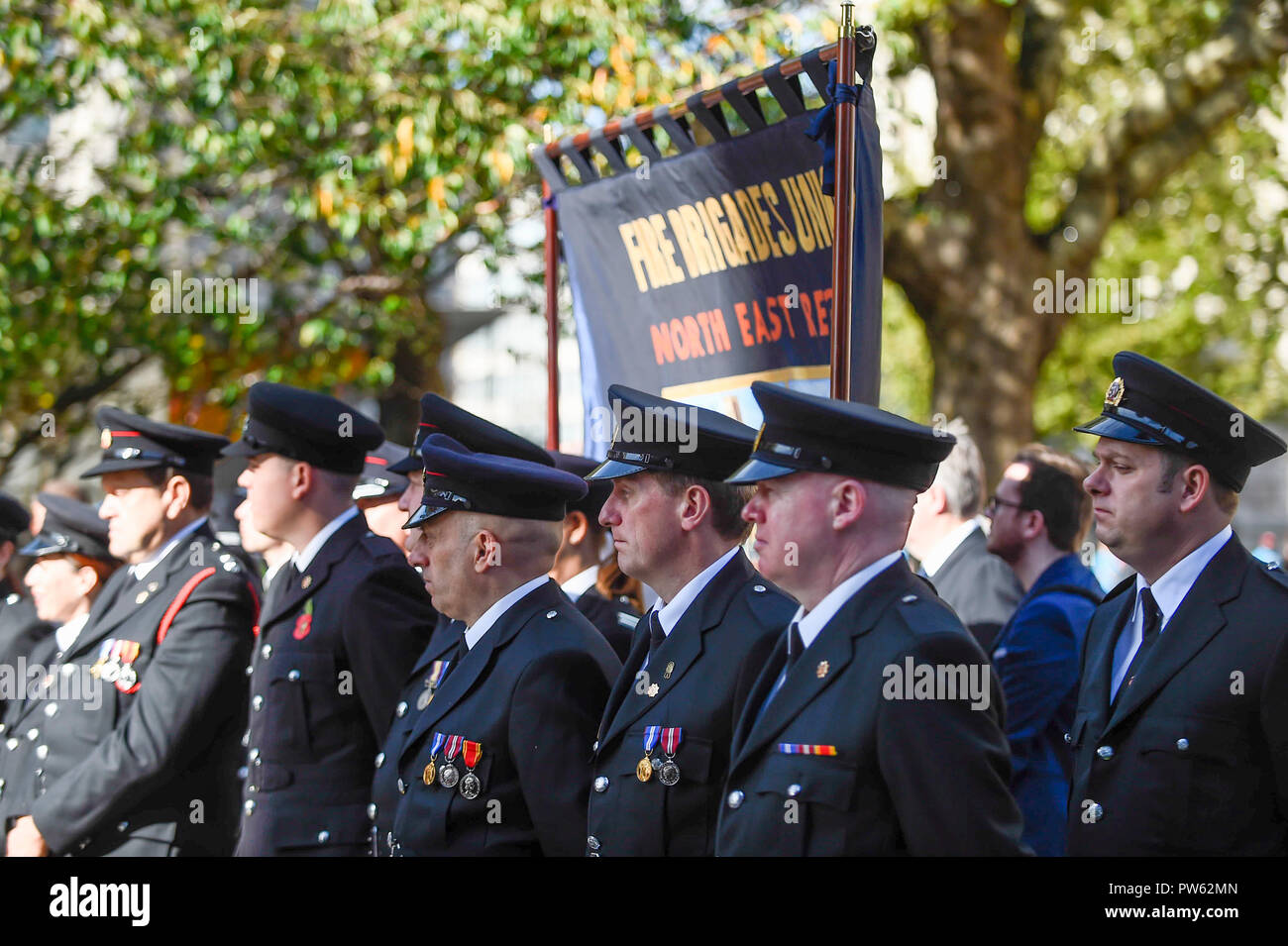 Londres, Royaume-Uni. 13 octobre 2018. Les membres de l'Union européenne de lutte contre l'incendie (FBU) pendant une minute de silence en mémoire des pompiers morts à la cérémonie de dépôt de gerbe, une pour chaque service d'incendie au Royaume-Uni, à l'échelle nationale à la mémoire des pompiers à côté de la Cathédrale St Paul. La cérémonie a été suivie par des commémorations du centenaire de la création de la FBU par une procession à travers le Millennium Bridge et un service à la cathédrale de Southwark. Les activités sont les plus importantes jamais cérémonie pour les pompiers tués en service. Crédit : Stephen Chung / Alamy Live News Banque D'Images