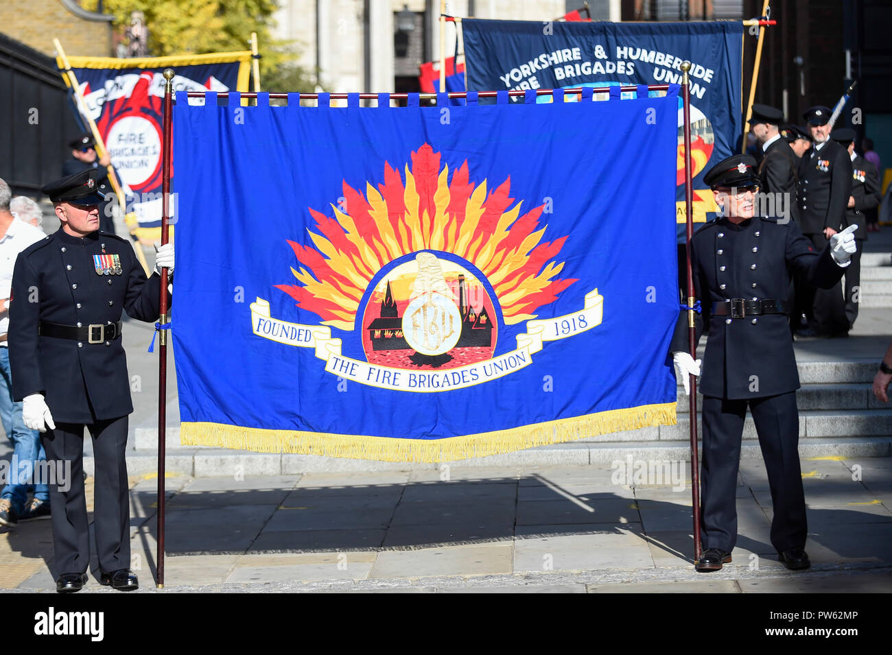 Londres, Royaume-Uni. 13 octobre 2018. Après une cérémonie de dépôt à l'échelle nationale à la mémoire des pompiers à côté de la Cathédrale St Paul, à la mémoire de pompiers morts représentant chaque service d'incendie au Royaume-Uni, les membres de l'Union européenne de lutte contre l'incendie (FBU) prendre part à un défilé officiel à travers le Millennium Bridge suivi d'un service à la cathédrale de Southwark pour commémorer le centenaire de la création de la FBU. Les activités sont les plus importantes jamais cérémonie pour les pompiers tués en service. Crédit : Stephen Chung / Alamy Live News Banque D'Images