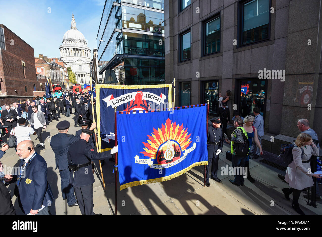 Londres, Royaume-Uni. 13 octobre 2018. Après une cérémonie de dépôt à l'échelle nationale à la mémoire des pompiers à côté de la Cathédrale St Paul, à la mémoire de pompiers morts représentant chaque service d'incendie au Royaume-Uni, les membres de l'Union européenne de lutte contre l'incendie (FBU) prendre part à un défilé officiel à travers le Millennium Bridge suivi d'un service à la cathédrale de Southwark pour commémorer le centenaire de la création de la FBU. Les activités sont les plus importantes jamais cérémonie pour les pompiers tués en service. Crédit : Stephen Chung / Alamy Live News Banque D'Images