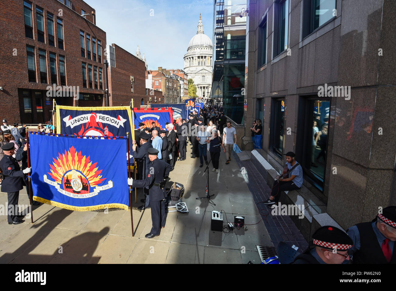 Londres, Royaume-Uni. 13 octobre 2018. Après une cérémonie de dépôt à l'échelle nationale à la mémoire des pompiers à côté de la Cathédrale St Paul, à la mémoire de pompiers morts représentant chaque service d'incendie au Royaume-Uni, les membres de l'Union européenne de lutte contre l'incendie (FBU) prendre part à un défilé officiel à travers le Millennium Bridge suivi d'un service à la cathédrale de Southwark pour commémorer le centenaire de la création de la FBU. Les activités sont les plus importantes jamais cérémonie pour les pompiers tués en service. Crédit : Stephen Chung / Alamy Live News Banque D'Images