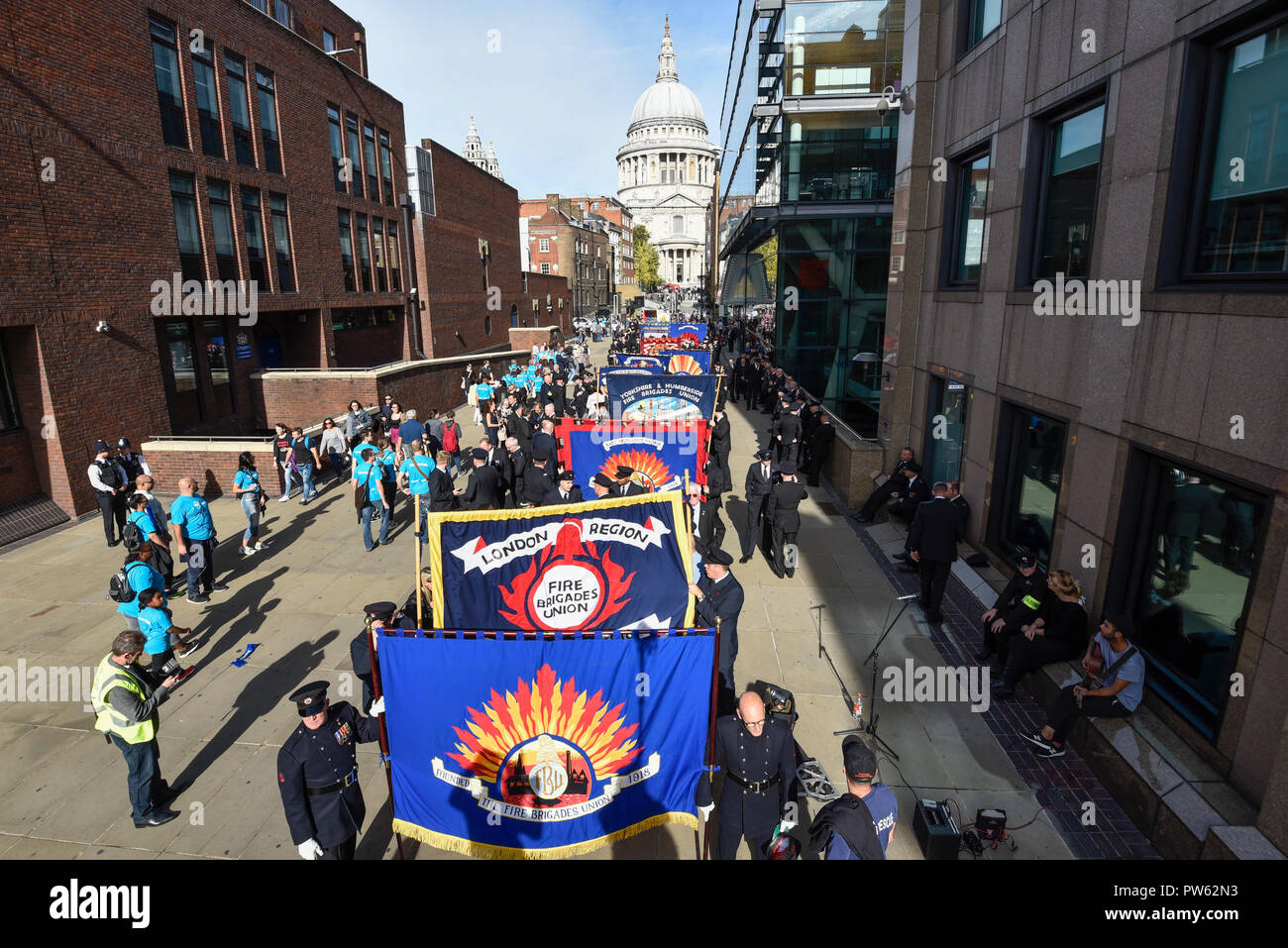 Londres, Royaume-Uni. 13 octobre 2018. Après une cérémonie de dépôt à l'échelle nationale à la mémoire des pompiers à côté de la Cathédrale St Paul, à la mémoire de pompiers morts représentant chaque service d'incendie au Royaume-Uni, les membres de l'Union européenne de lutte contre l'incendie (FBU) prendre part à un défilé officiel à travers le Millennium Bridge suivi d'un service à la cathédrale de Southwark pour commémorer le centenaire de la création de la FBU. Les activités sont les plus importantes jamais cérémonie pour les pompiers tués en service. Crédit : Stephen Chung / Alamy Live News Banque D'Images