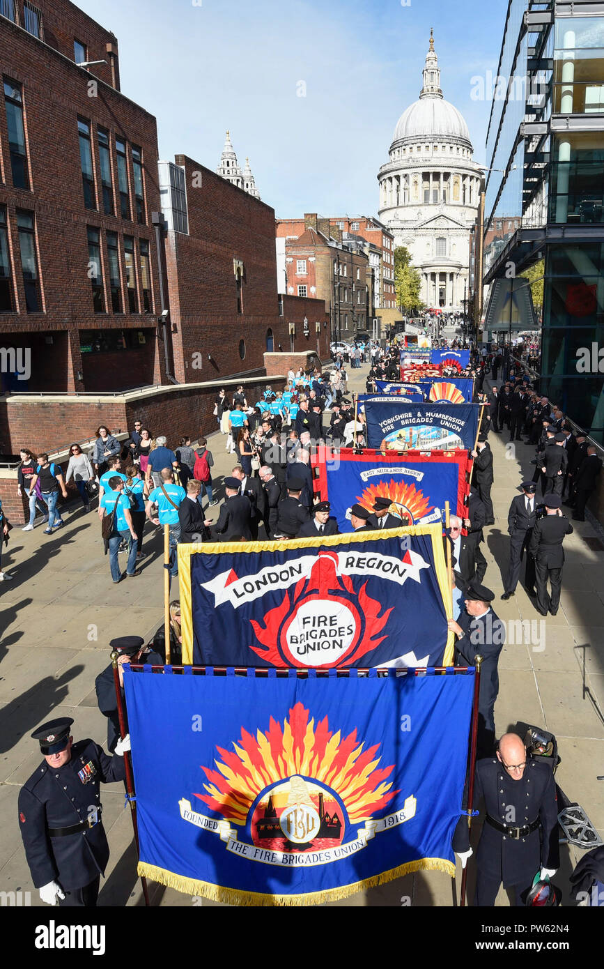 Londres, Royaume-Uni. 13 octobre 2018. Après une cérémonie de dépôt à l'échelle nationale à la mémoire des pompiers à côté de la Cathédrale St Paul, à la mémoire de pompiers morts représentant chaque service d'incendie au Royaume-Uni, les membres de l'Union européenne de lutte contre l'incendie (FBU) prendre part à un défilé officiel à travers le Millennium Bridge suivi d'un service à la cathédrale de Southwark pour commémorer le centenaire de la création de la FBU. Les activités sont les plus importantes jamais cérémonie pour les pompiers tués en service. Crédit : Stephen Chung / Alamy Live News Banque D'Images