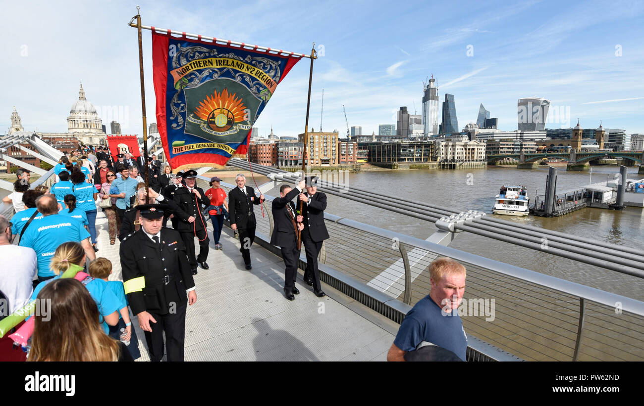 Londres, Royaume-Uni. 13 octobre 2018. Après une cérémonie de dépôt à l'échelle nationale à la mémoire des pompiers à côté de la Cathédrale St Paul, à la mémoire de pompiers morts représentant chaque service d'incendie au Royaume-Uni, les membres de l'Union européenne de lutte contre l'incendie (FBU) prendre part à un défilé officiel à travers le Millennium Bridge suivi d'un service à la cathédrale de Southwark pour commémorer le centenaire de la création de la FBU. Les activités sont les plus importantes jamais cérémonie pour les pompiers tués en service. Crédit : Stephen Chung / Alamy Live News Banque D'Images