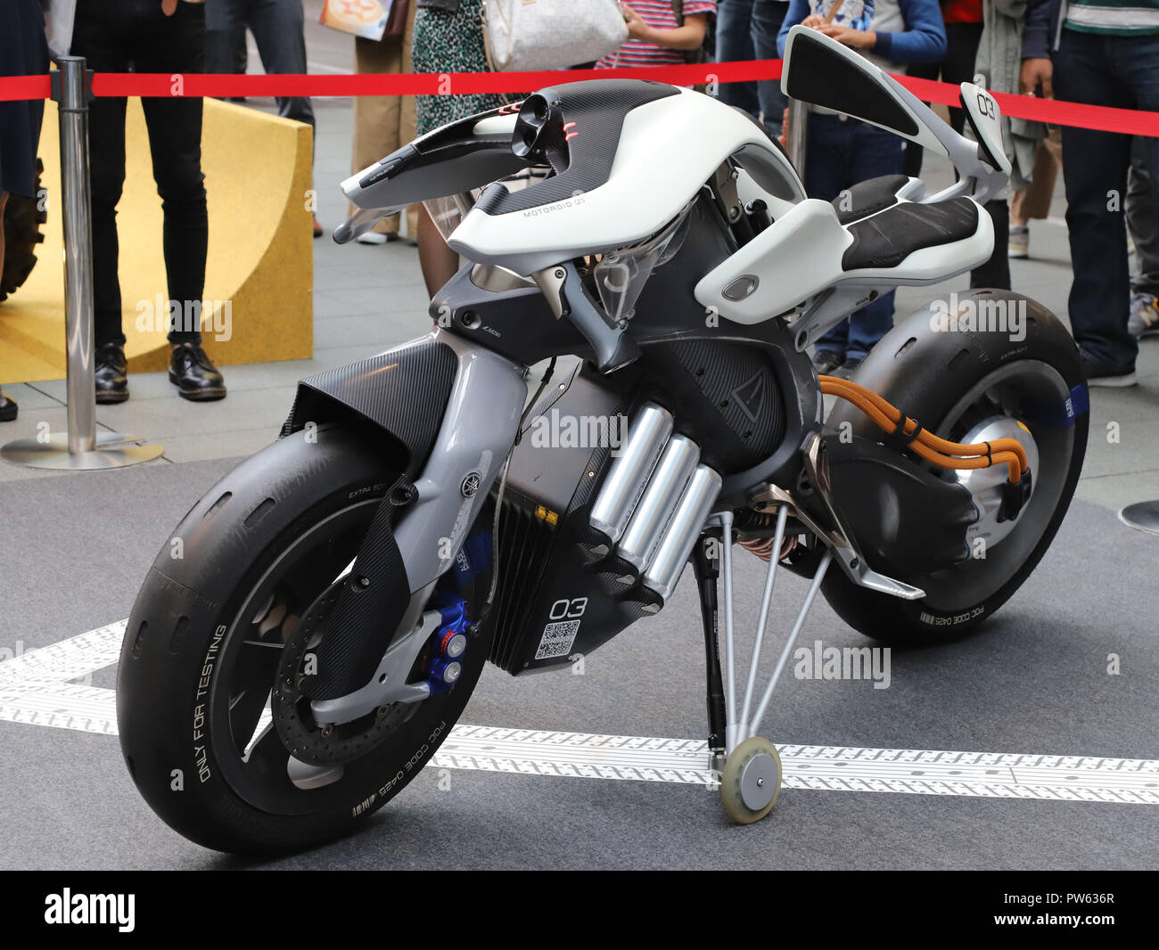 Tokyo, Japon - moto Yamaha Moteur du géant japonais affiche l'équilibre et  l'auto-moto robot OTOROiD «' à Tokyo le samedi, Octobre 13, 2018.  Instrument de musique japonais Yamaha Corporation géante et Yamaha