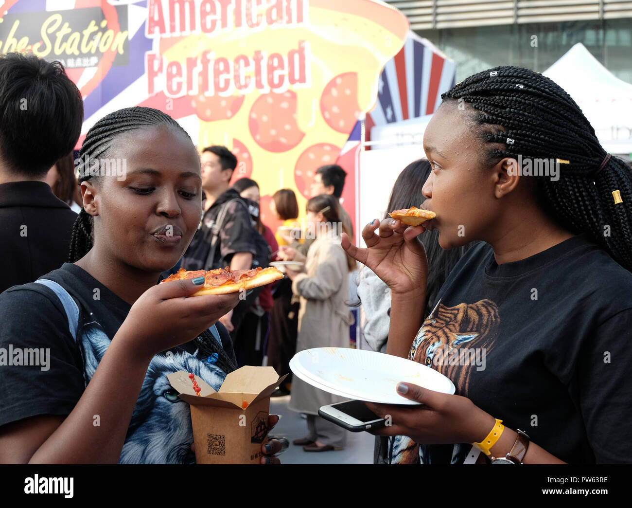 Beijing, Chine - octobre 13,2018 : les expatriés et les locaux bénéficiant de Beijing 2018 Festival Pizza au parc logiciel de Zhongguancun, Beijing, Chine. Cinquième Festival Pizza de Beijing le Oct 13-14 festival organisé par l'Beijinger - listes de diffusion mensuelle et de divertissement site web et magazine produit par de vrais médias publics à Pékin, en Chine. Banque D'Images