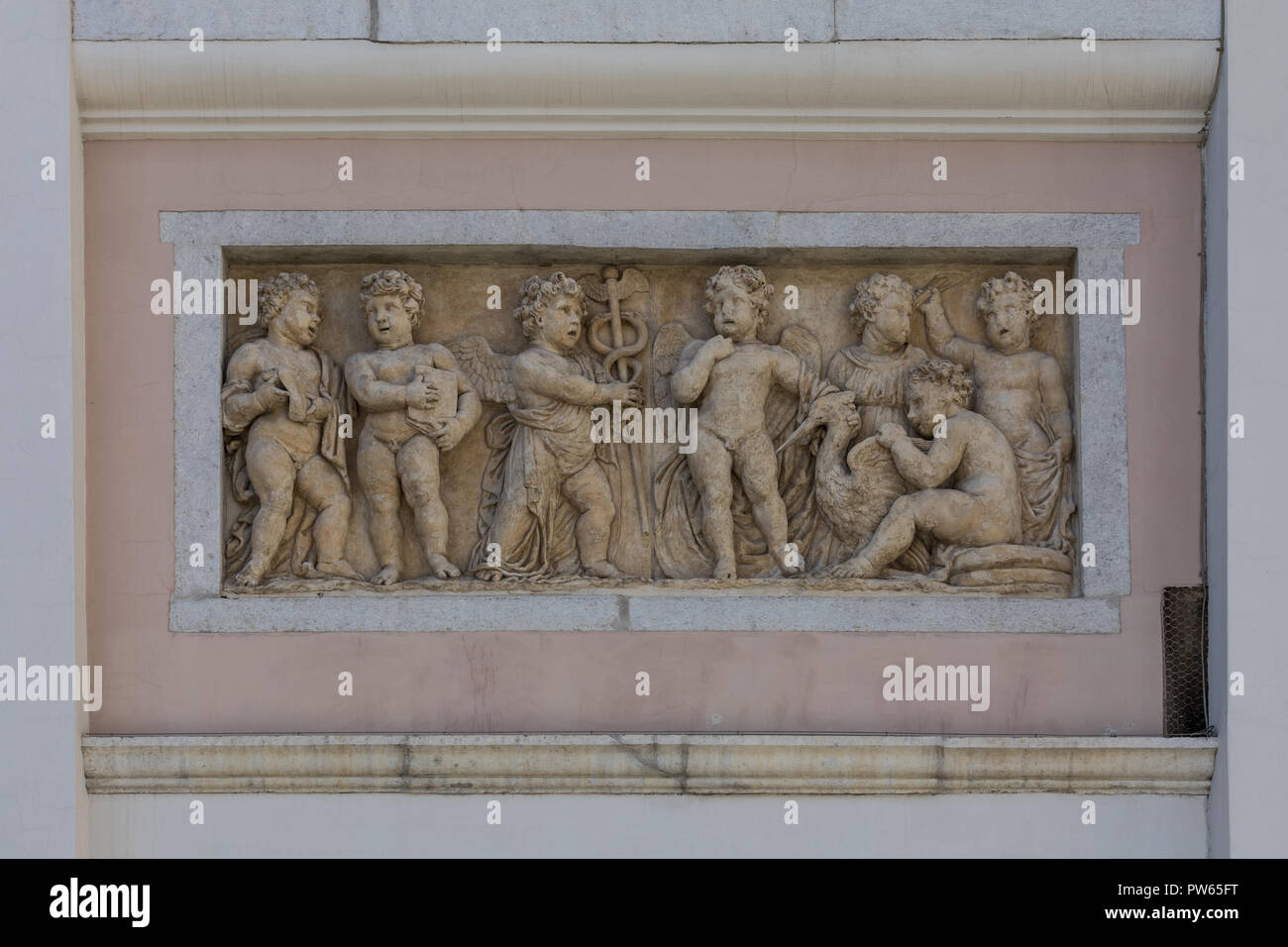 Avec soulagement les chérubins sur la façade de l'ancien bâtiment de la Bourse à Trieste, Frioul-Vénétie Julienne, Italie Banque D'Images