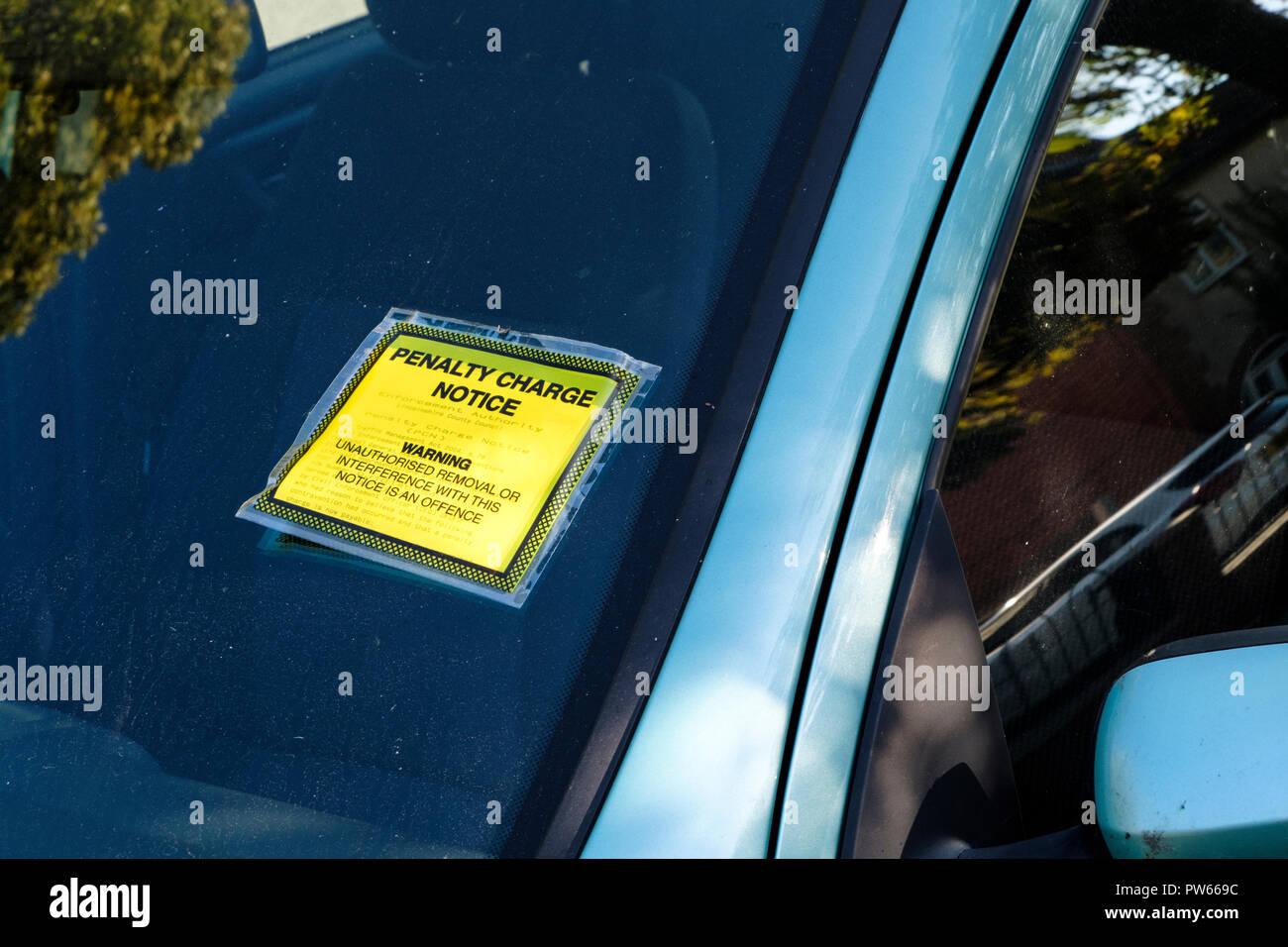 Amende de stationnement, au Royaume-Uni. Un avis de pénalité coincé sur un pare-brise de voiture, Lincoln, Angleterre, RU Banque D'Images