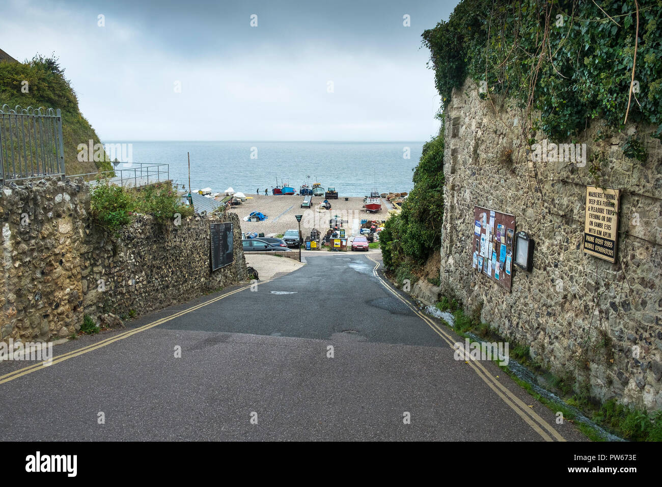 La colline menant à la mer plage de la bière dans le Devon. Banque D'Images