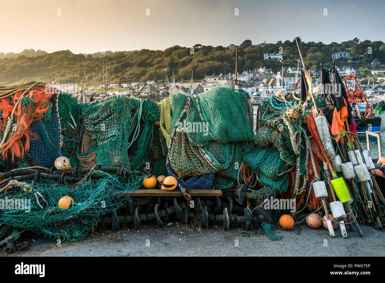 L'équipement de pêche sur le quai dans le port de Lyme dans la ville côtière de Lyme Regis dans le Dorset. Banque D'Images