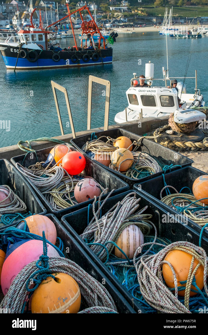 Boîtes de vitesses de l'équipement de pêche sur le quai dans le port de Lyme dans la ville côtière de Lyme Regis dans le Dorset. Banque D'Images