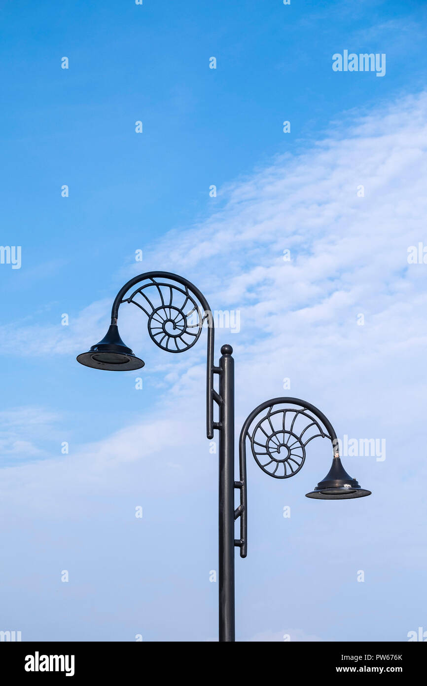 Lampadaires design d'ammonites dans la ville côtière de Lyme Regis sur la côte jurassique du Dorset. Banque D'Images