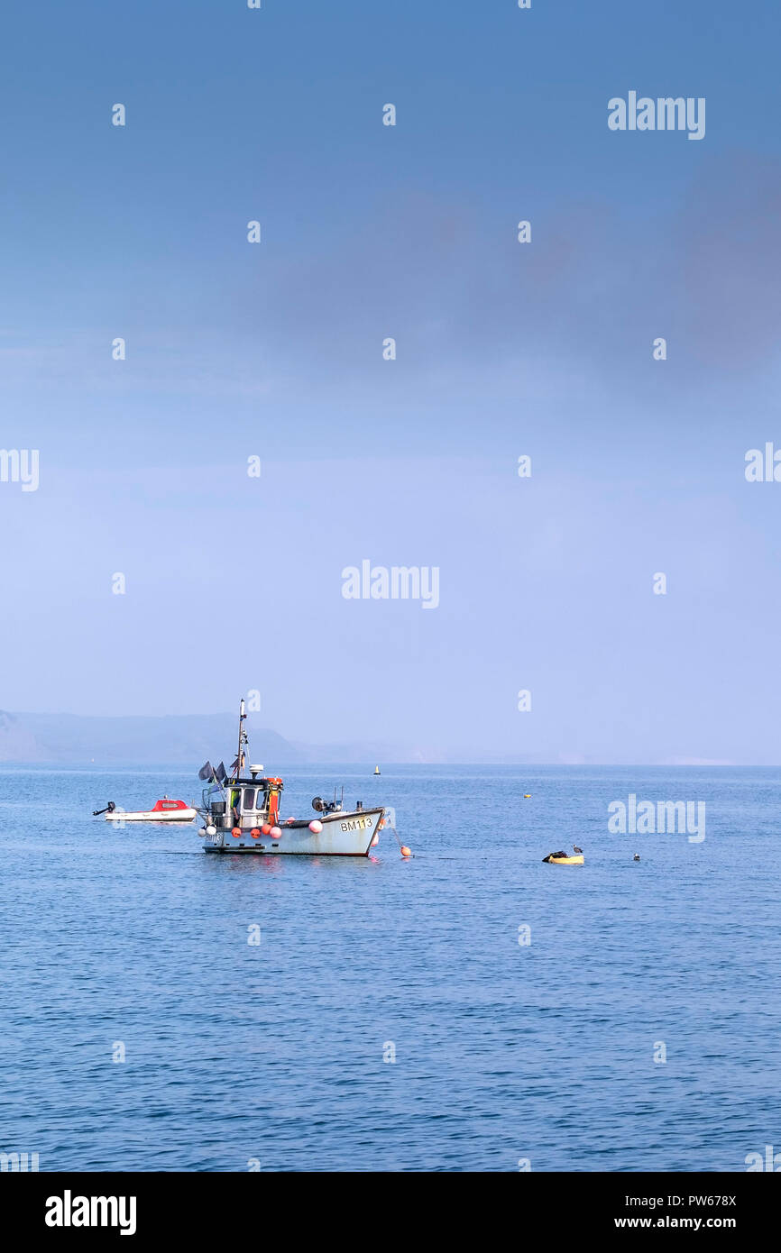 Un petit bateau de pêche ancrés dans la Manche, au large de la côte de Dorset. Banque D'Images