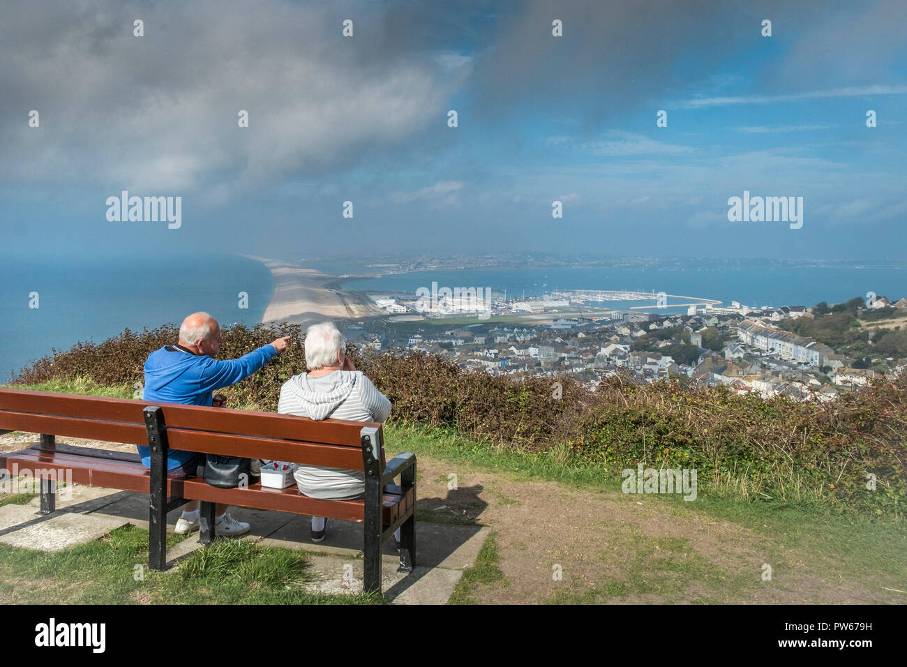 A mature couple profitant de la vue depuis le sommet de l'Île de Portland, dans le Dorset UK. Banque D'Images