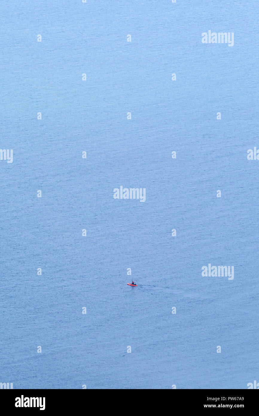 Un kayakiste solitaire dans la Manche. Banque D'Images