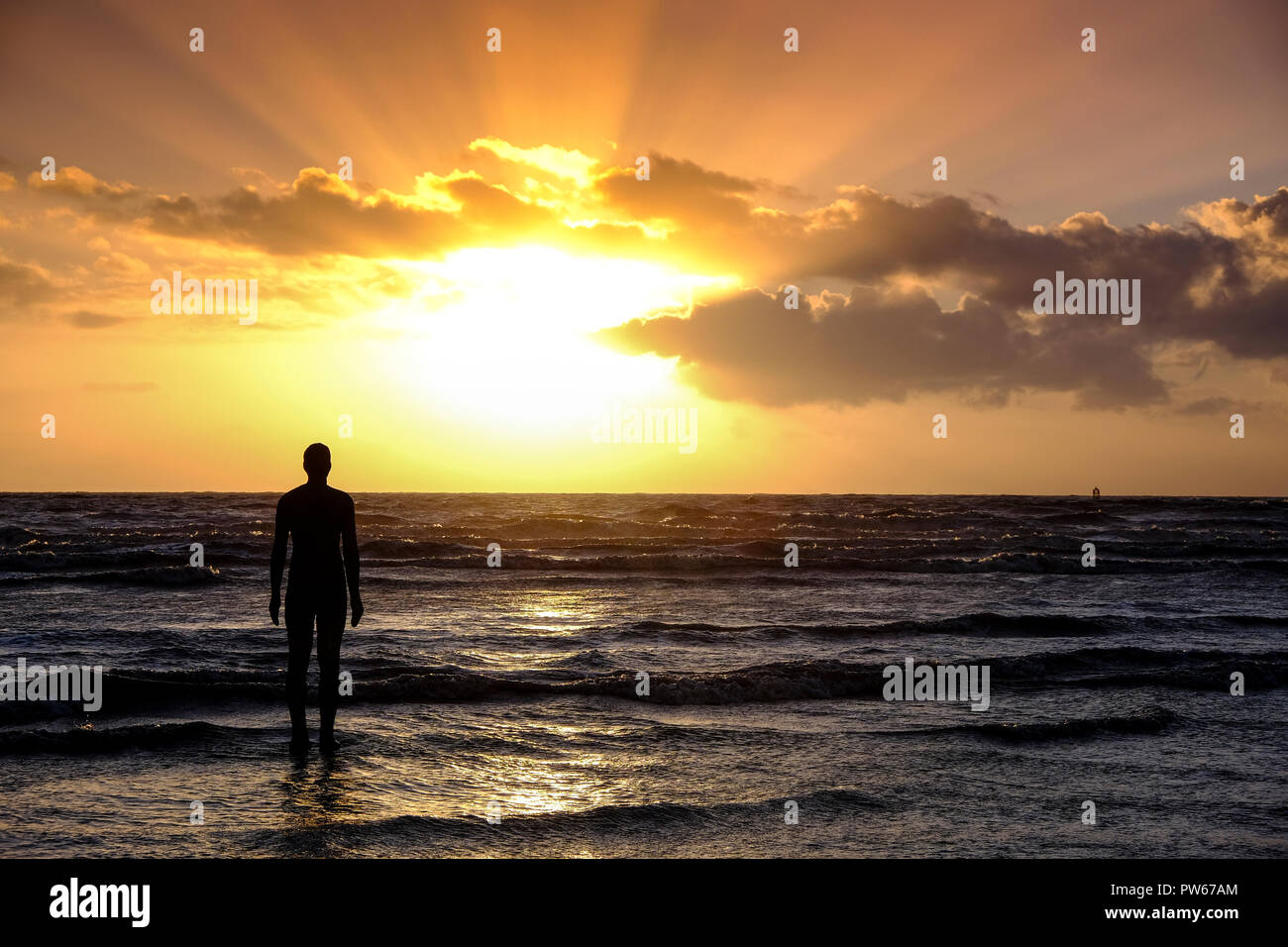"Un autre endroit" par Antony Gormley l'homme de fer les statues sur Crosby Beach Liverpool Merseyside Banque D'Images