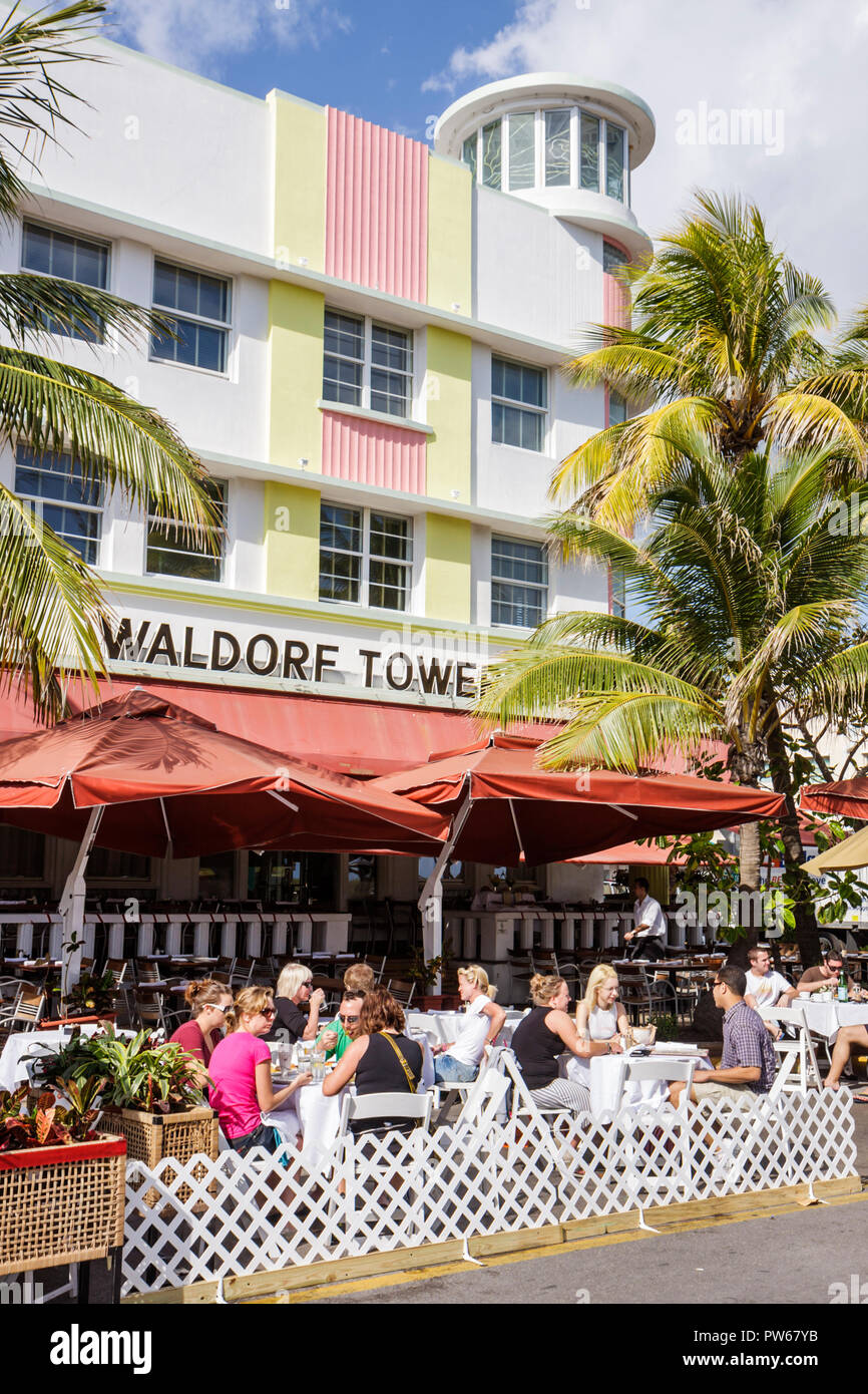 Miami Beach Florida, Ocean Drive, le jour de l'an, Waldorf Tower, restaurant restaurants repas café cafés, terrasse extérieure trottoir à l'extérieur des tables, dîners, wo Banque D'Images